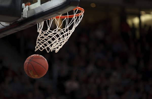 篮球比赛激烈对抗 - NBA球员扣篮画面
